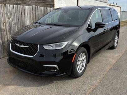 Used 2025 Chrysler Pacifica Select