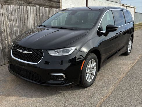 Used 2025 Chrysler Pacifica Select image 1