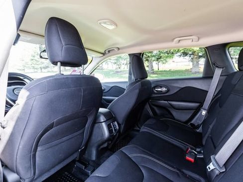 Used 2015 Jeep Cherokee Latitude w/ Cold Weather Group AWD/4WD image 12