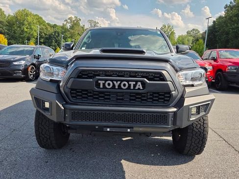 Used 2019 Toyota Tacoma TRD Sport AWD/4WD image 2