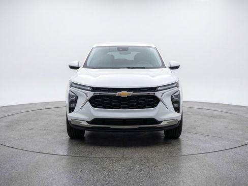 Used 2025 Chevrolet Blazer LT FWD image 2