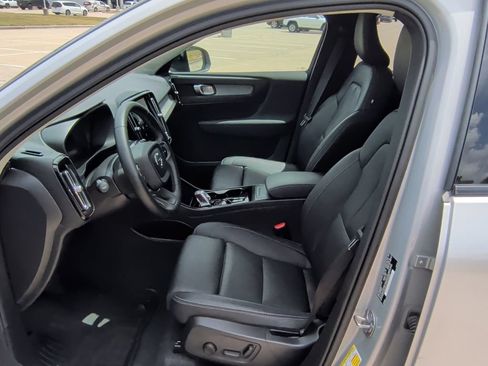 Used 2025 Volvo XC40 B5 Plus AWD/4WD image 12