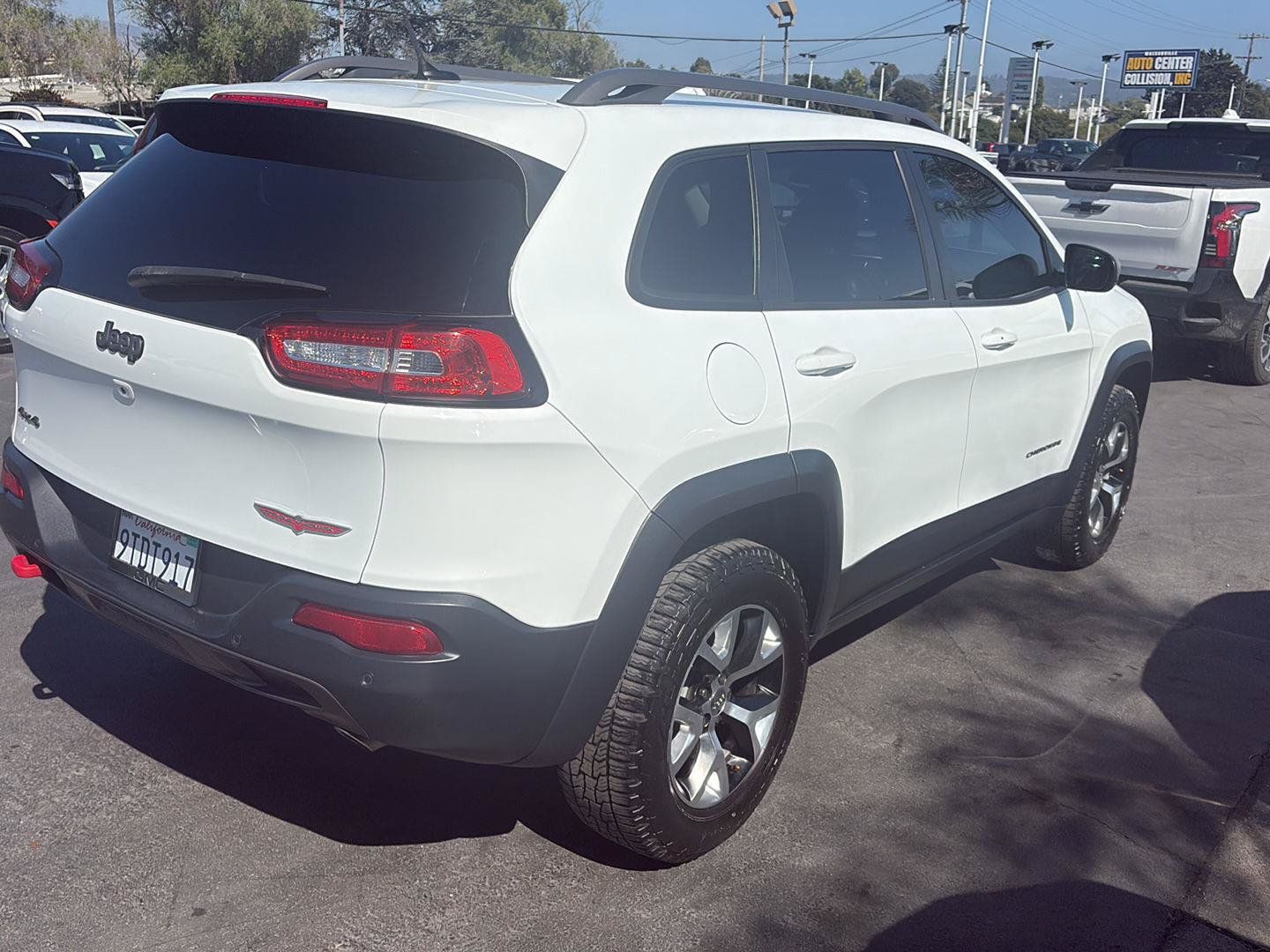 Used 2015 Jeep Cherokee Trailhawk w/ Comfort/Convenience Group AWD/4WD image 3
