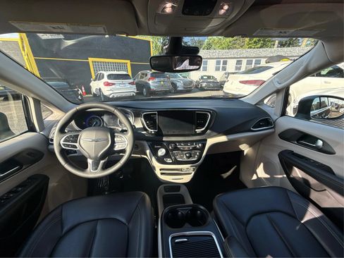 Used 2023 Chrysler Pacifica Touring-L FWD image 31