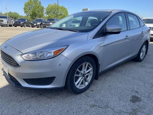 Used 2016 Ford Focus SE w/ SE Cold Weather Package FWD image 4