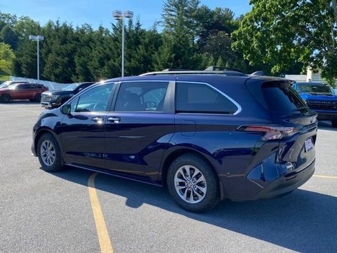 Used 2023 Toyota Sienna XLE FWD image 3