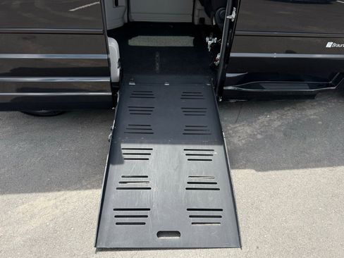 Used 2013 Dodge Grand Caravan SXT image 29