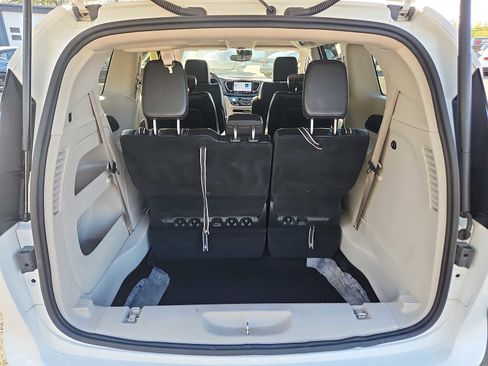 Used 2023 Chrysler Pacifica Touring-L FWD image 28