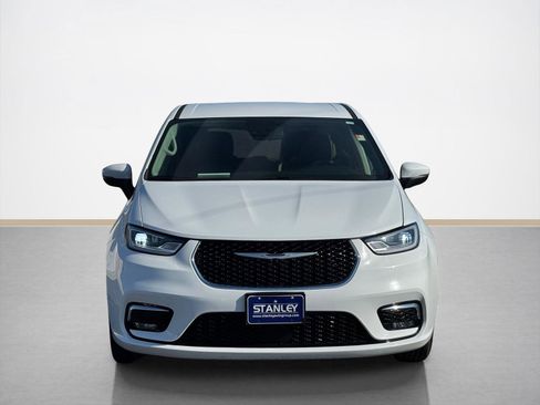 Used 2023 Chrysler Pacifica Touring-L image 2