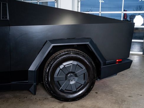 Used 2024 Tesla Cybertruck AWD Crew Cab image 21