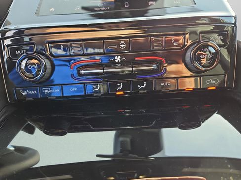 New 2025 Jeep Grand Cherokee Altitude image 19