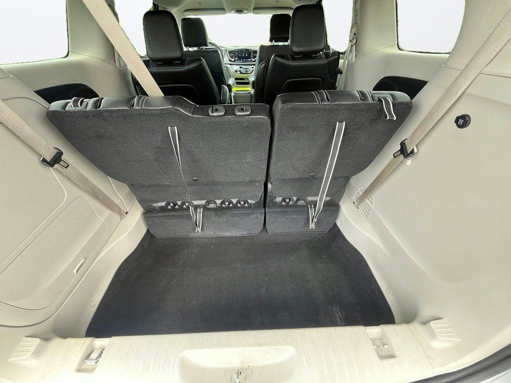 Used 2023 Chrysler Pacifica Touring-L FWD image 27