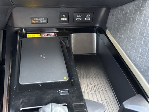 Used 2025 Toyota Camry XLE FWD image 26