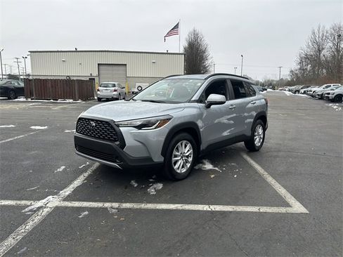 Used 2024 Toyota Corolla Cross LE image 2