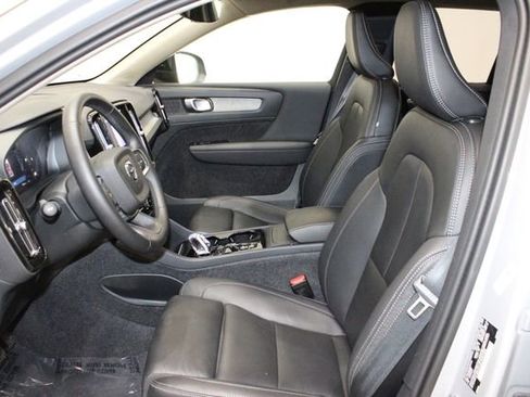 Used 2025 Volvo XC40 B5 Plus image 13