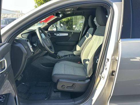 Certified 2025 Volvo XC40 B5 Core image 17