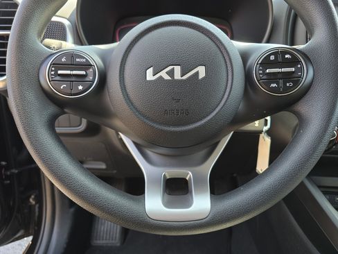 Used 2025 Kia Soul LX w/ LX Technology Package FWD image 29