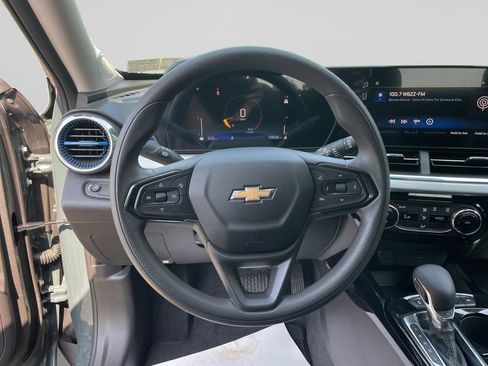 Certified 2025 Chevrolet Trax LT FWD image 22