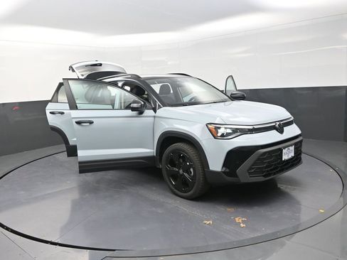 New 2026 Volkswagen Taos SE image 27