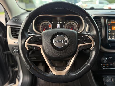 Used 2017 Jeep Cherokee Limited FWD image 24