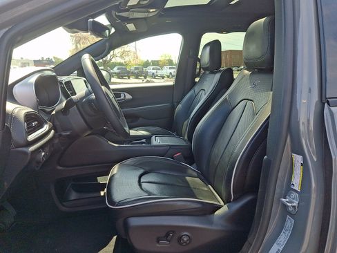 Used 2025 Chrysler Pacifica Limited FWD image 15