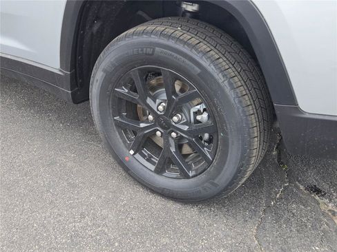 Used 2025 Jeep Grand Cherokee L Laredo image 18