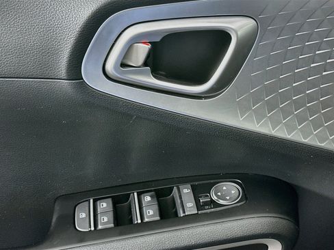 Used 2025 Kia Soul LX w/ LX Technology Package FWD image 15