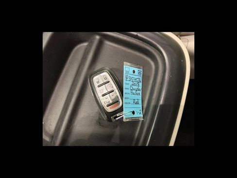 Used 2018 Chrysler Pacifica Touring-L FWD image 27