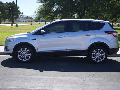 Used 2017 Ford Escape SE FWD image 3