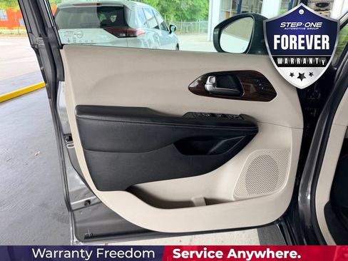Used 2021 Chrysler Pacifica Limited AWD/4WD image 11