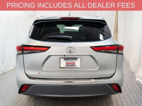 Used 2021 Toyota Highlander Limited FWD image 4
