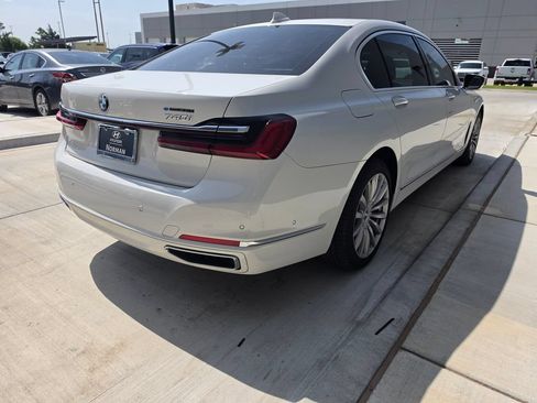 Used 2022 BMW 740i w/ Premium Package RWD image 4