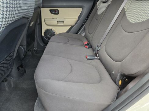 Used 2010 Kia Soul ! FWD image 12