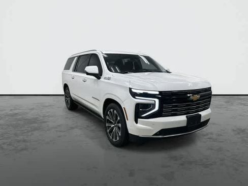 Used 2025 Chevrolet Suburban High Country AWD/4WD image 6
