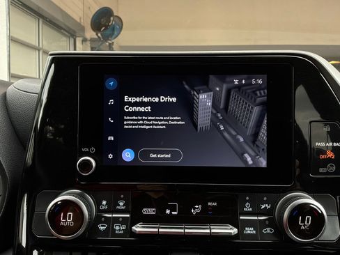 Used 2025 Toyota Highlander LE FWD image 30