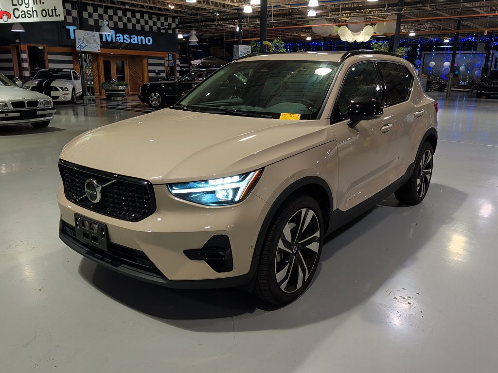 Used 2025 Volvo XC40 B5 Ultra w/ Climate Package AWD/4WD image 3