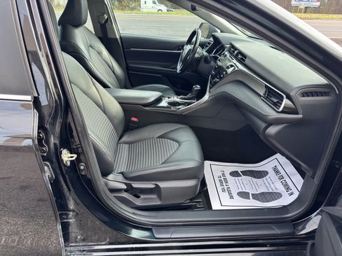 Used 2020 Toyota Camry SE w/ Sunroof Package image 28