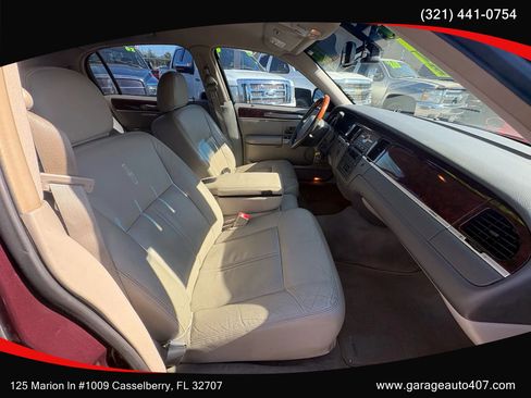 Used 2010 Lincoln Town Car Signature Limited image 33