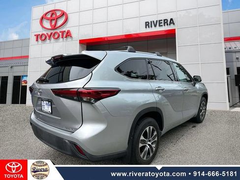 Used 2021 Toyota Highlander XLE AWD/4WD image 6