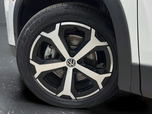 Used 2025 Volkswagen Tiguan SE AWD/4WD image 34