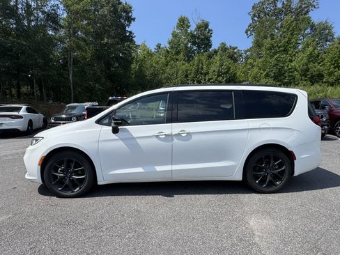 Used 2025 Chrysler Pacifica Limited FWD image 8