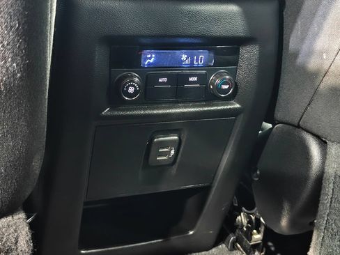 Used 2018 Chevrolet Traverse LT FWD image 30