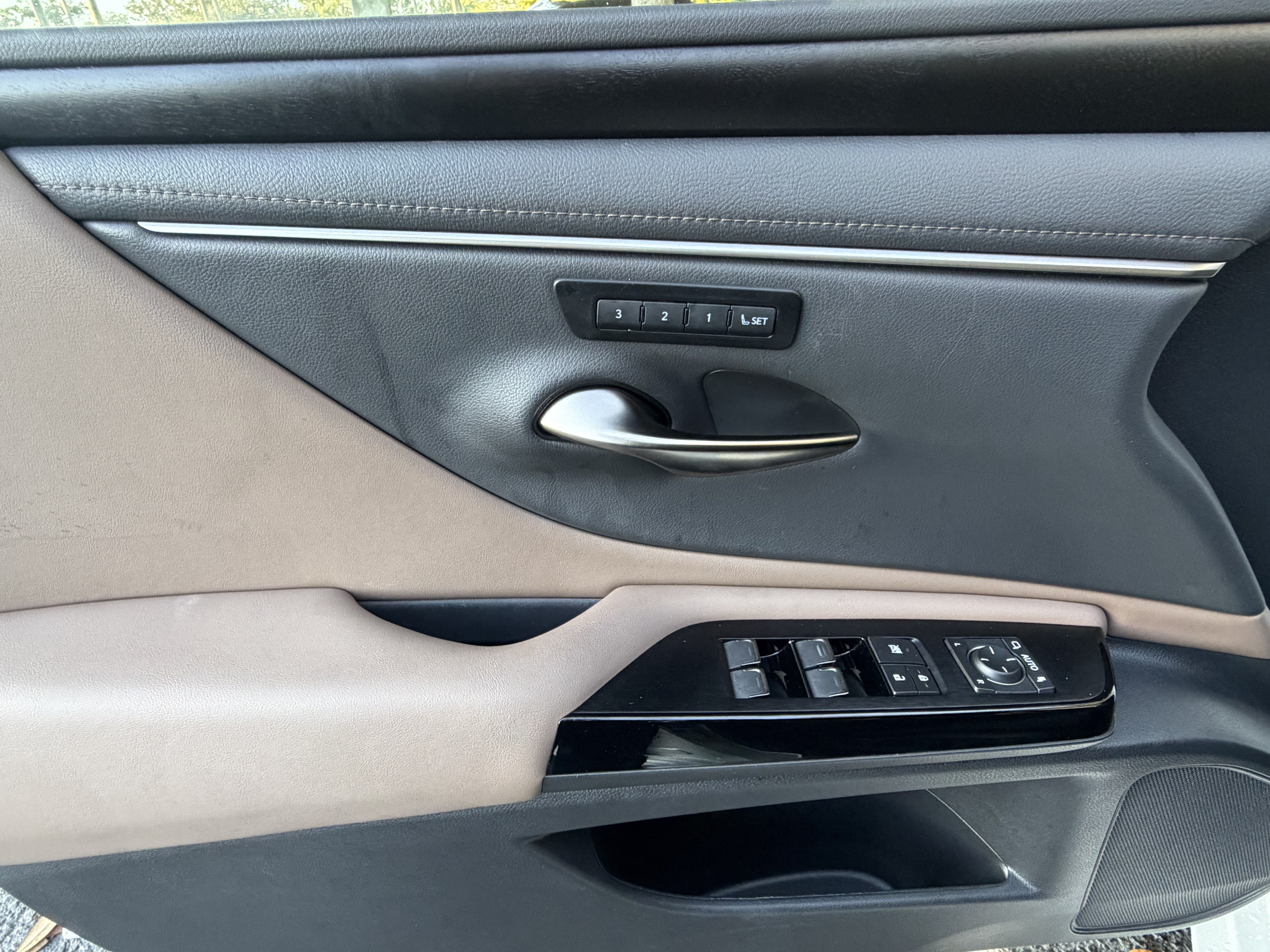 Used 2025 Lexus ES 350 w/ Premium Package FWD image 13