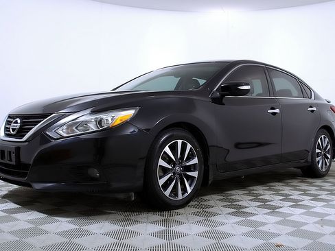 Used 2017 Nissan Altima 2.5 SL w/ Moonroof Package image 2