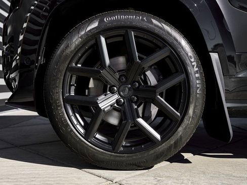 Used 2024 Land Rover Defender 110 SE image 3