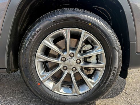 Used 2021 Jeep Cherokee Latitude Plus AWD/4WD image 21