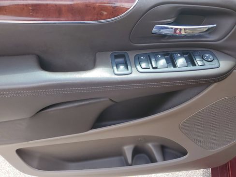 Used 2012 Chrysler Town & Country Touring w/ Entertainment Group #1 FWD image 18