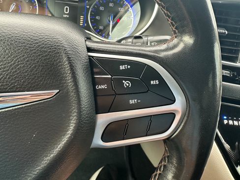 Used 2020 Chrysler Pacifica Touring-L FWD image 24