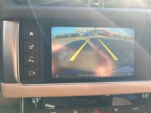 Used 2017 Jaguar XF Premium image 20
