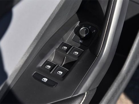 Used 2025 Volkswagen Jetta SE w/ Sunroof Package image 8